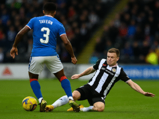 St Mirren vs Rangers – giocatore dei Rangers in azione contro avversario in scivolata